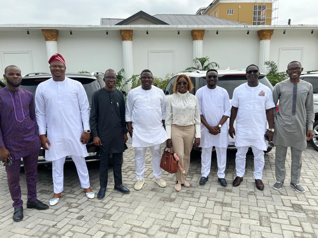 imgi_43_Meeting-at-Oniru-Palace-oba-oniru